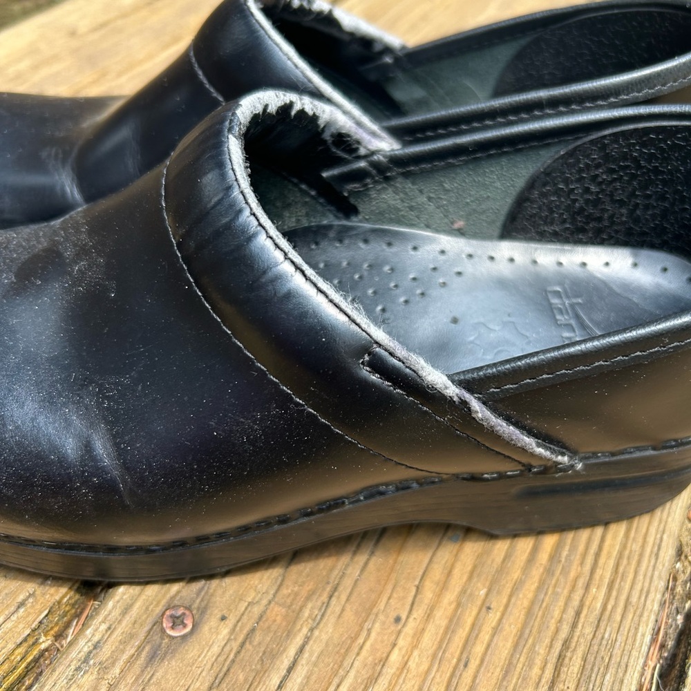 Dansko Clogs size 39, some pealing and scuffing (please look at pictures) - Picture 5 of 10